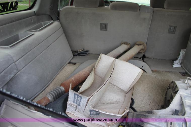 image for item K6933 2003 Chevrolet Suburban 2500 SUV