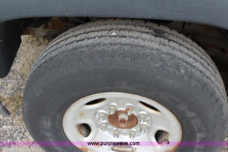 image for item K6933 2003 Chevrolet Suburban 2500 SUV