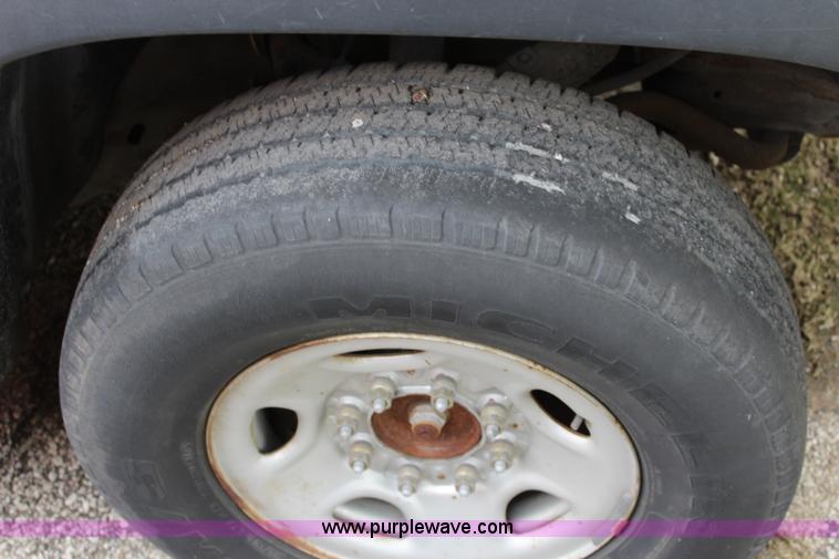 image for item K6933 2003 Chevrolet Suburban 2500 SUV