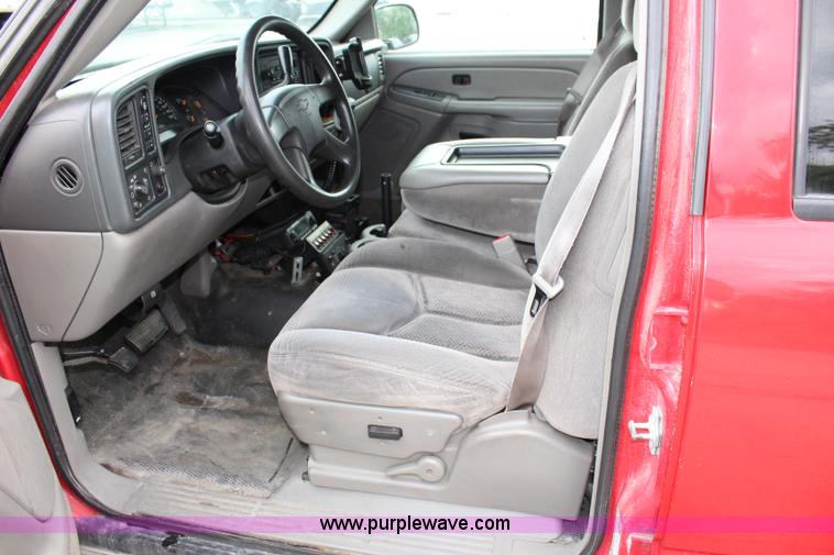 image for item K6934 2005 Chevrolet Suburban 2500 SUV