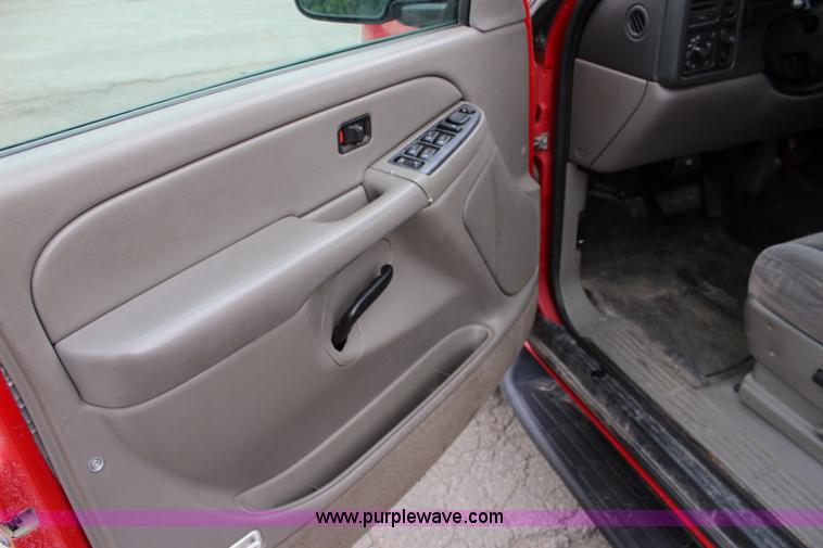 image for item K6934 2005 Chevrolet Suburban 2500 SUV