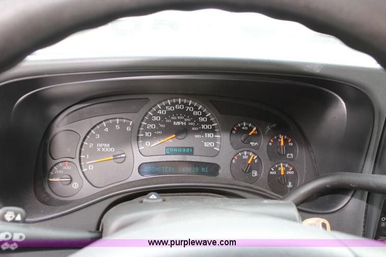 image for item K6934 2005 Chevrolet Suburban 2500 SUV