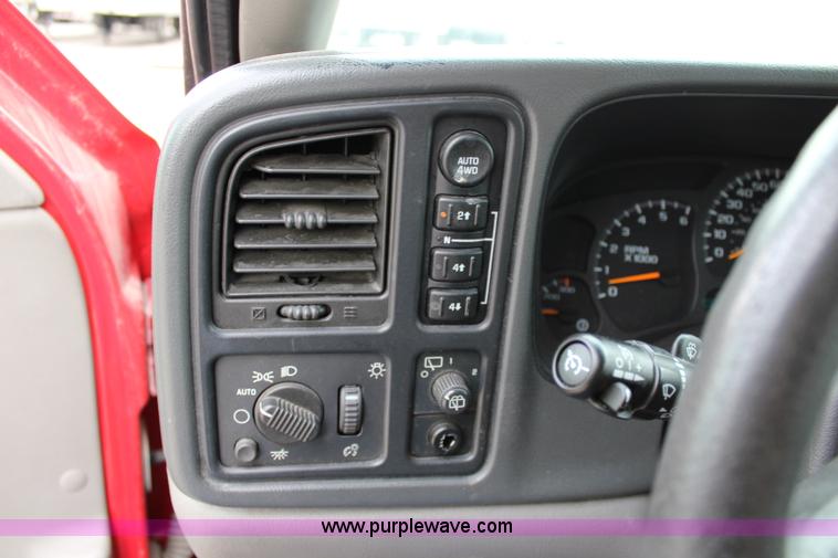 image for item K6934 2005 Chevrolet Suburban 2500 SUV