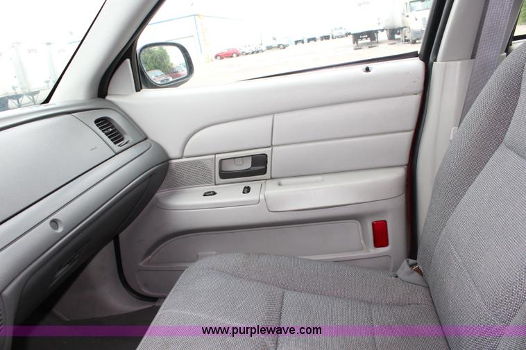 image for item K6935 2005 Ford Crown Victoria Police Interceptor