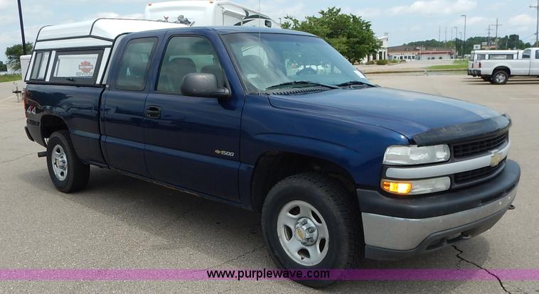image for item K7468 2002 Chevrolet Silverado 1500 Ext. Cab pickup truck