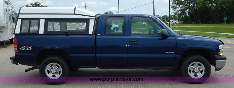 image for item K7468 2002 Chevrolet Silverado 1500 Ext. Cab pickup truck