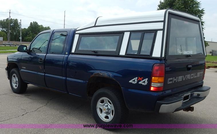 image for item K7468 2002 Chevrolet Silverado 1500 Ext. Cab pickup truck