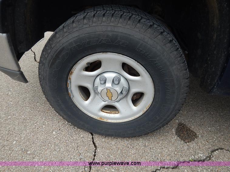 image for item K7468 2002 Chevrolet Silverado 1500 Ext. Cab pickup truck