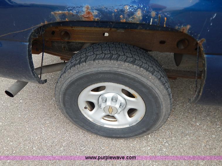 image for item K7468 2002 Chevrolet Silverado 1500 Ext. Cab pickup truck