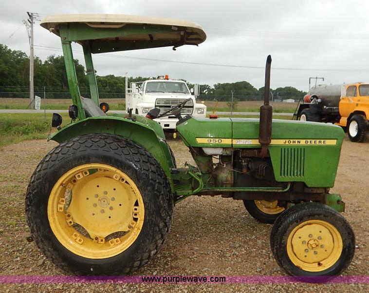 image for item K7493 1977 John Deere 950 tractor