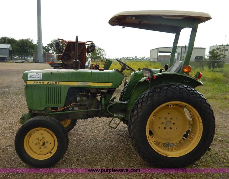 image for item K7493 1977 John Deere 950 tractor