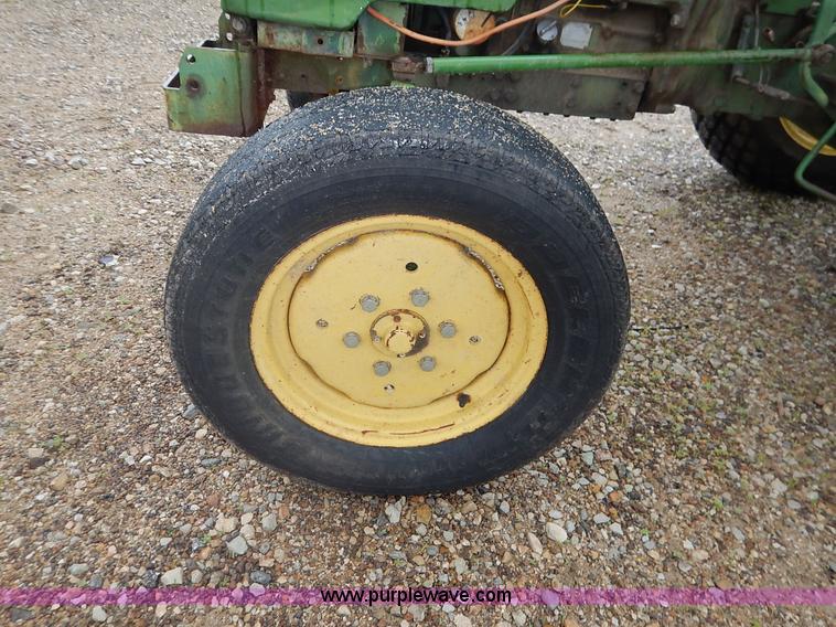 image for item K7493 1977 John Deere 950 tractor