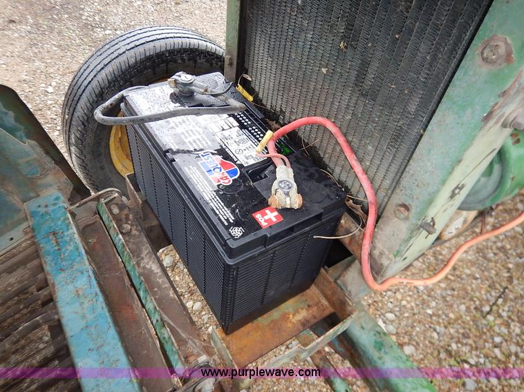 image for item K7493 1977 John Deere 950 tractor