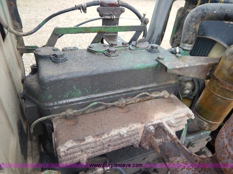 image for item K7493 1977 John Deere 950 tractor