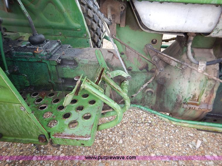 image for item K7493 1977 John Deere 950 tractor