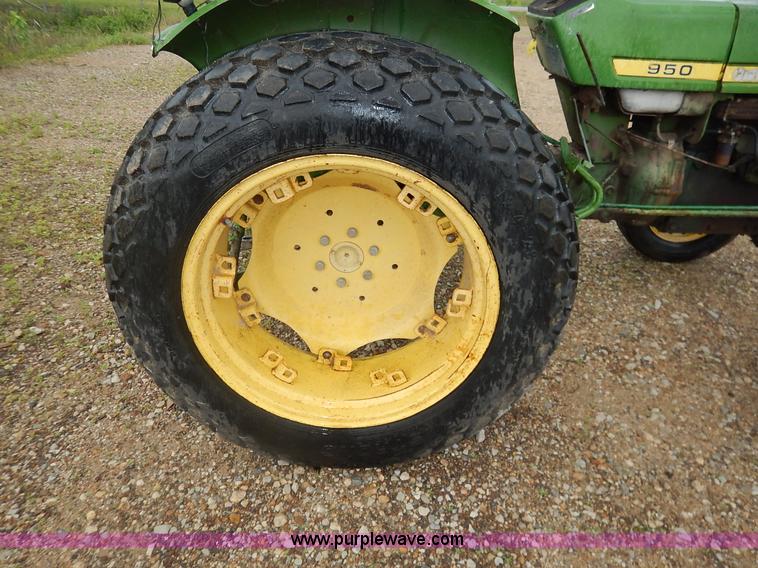 image for item K7493 1977 John Deere 950 tractor