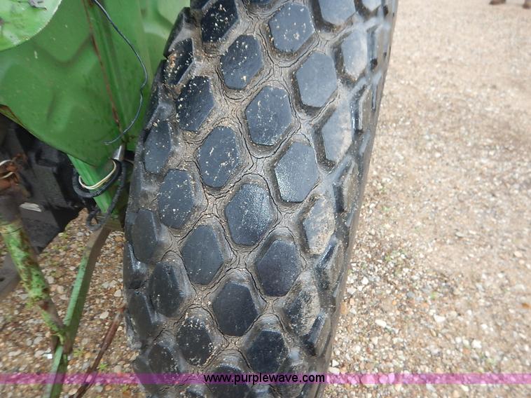 image for item K7493 1977 John Deere 950 tractor