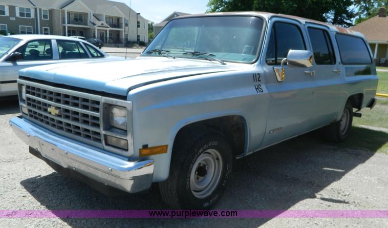 image for item K8079 1991 Chevrolet Suburban 1500 SUV