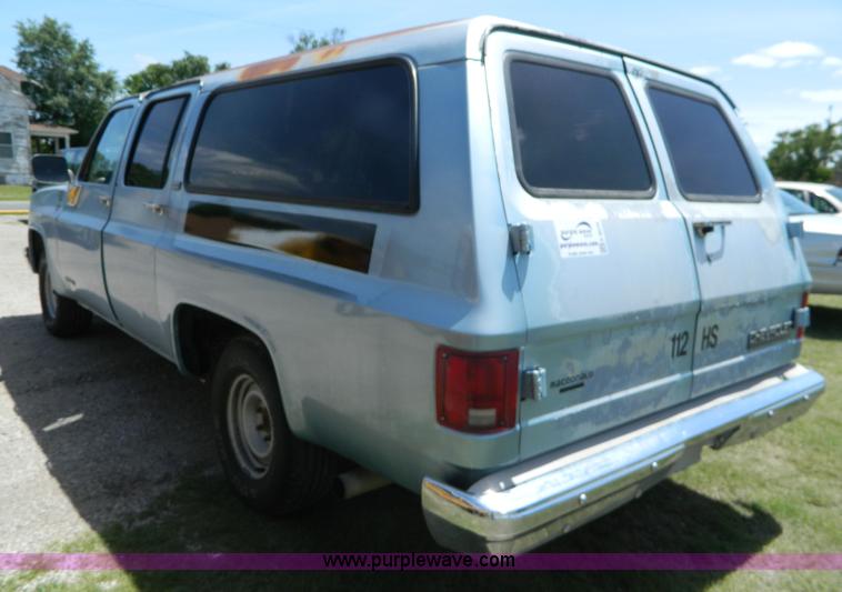 image for item K8079 1991 Chevrolet Suburban 1500 SUV