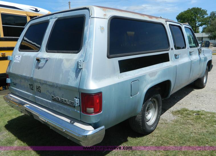 image for item K8079 1991 Chevrolet Suburban 1500 SUV