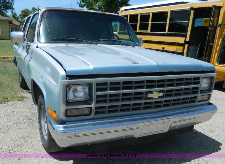 image for item K8079 1991 Chevrolet Suburban 1500 SUV
