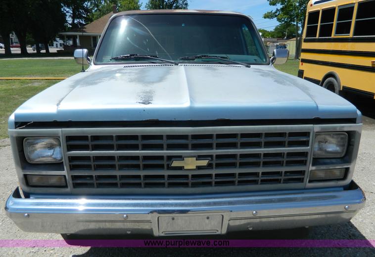 image for item K8079 1991 Chevrolet Suburban 1500 SUV