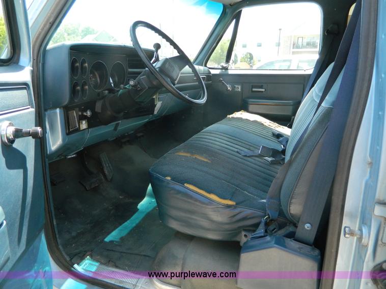 image for item K8079 1991 Chevrolet Suburban 1500 SUV