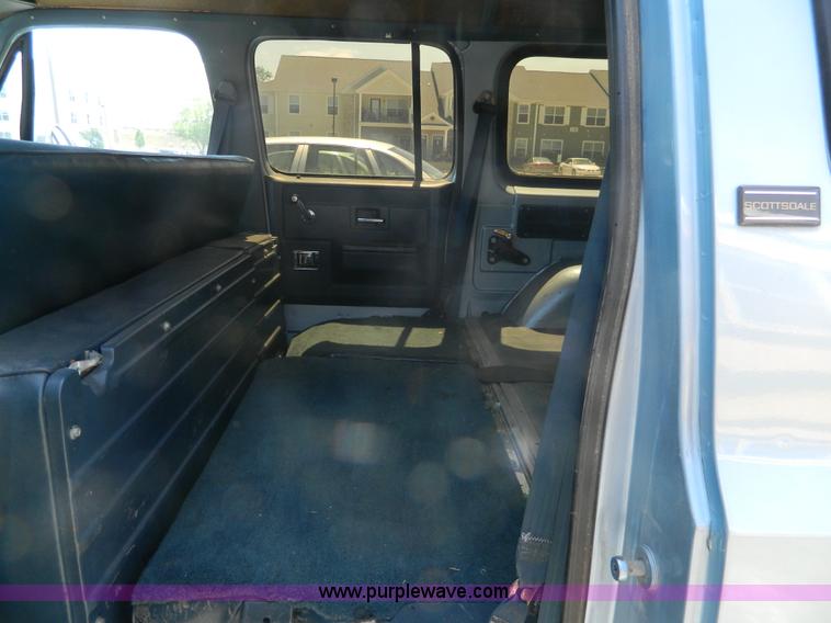 image for item K8079 1991 Chevrolet Suburban 1500 SUV