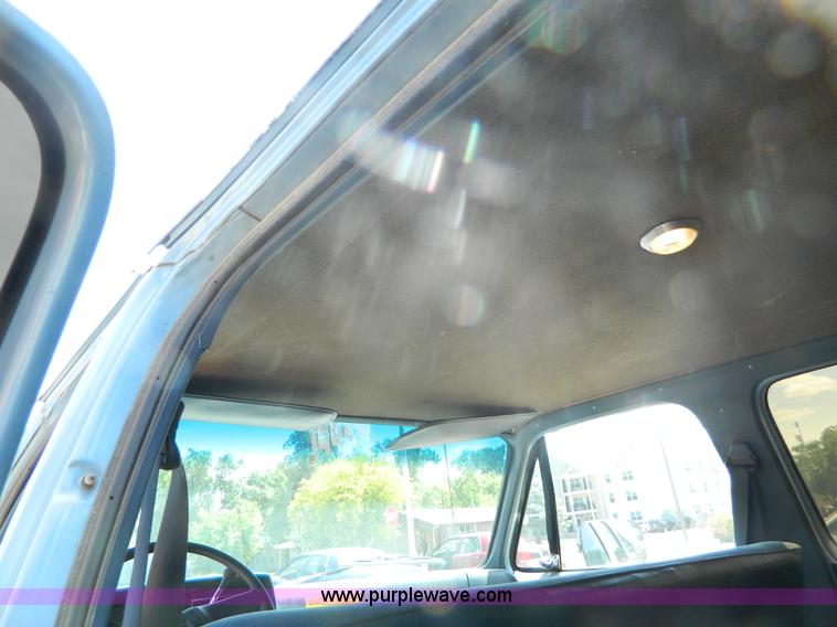 image for item K8079 1991 Chevrolet Suburban 1500 SUV