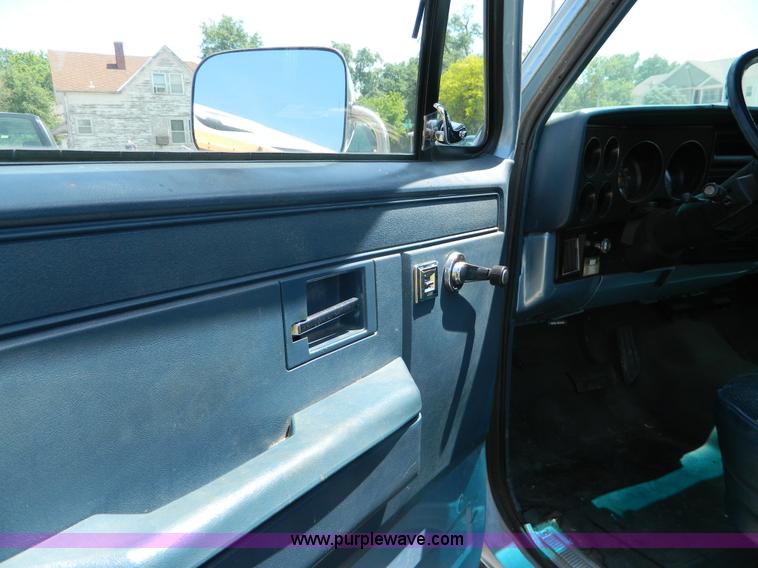 image for item K8079 1991 Chevrolet Suburban 1500 SUV