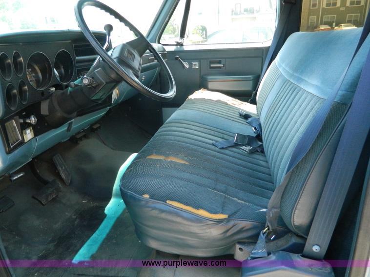 image for item K8079 1991 Chevrolet Suburban 1500 SUV