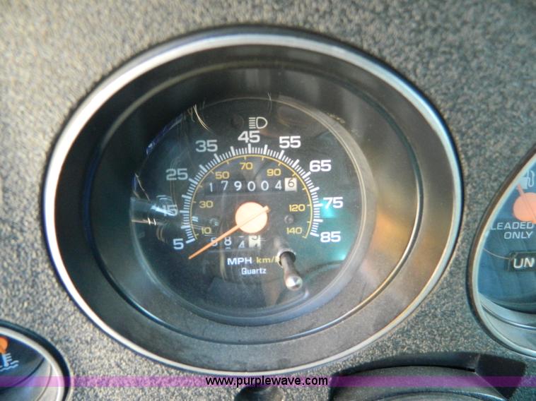 image for item K8079 1991 Chevrolet Suburban 1500 SUV