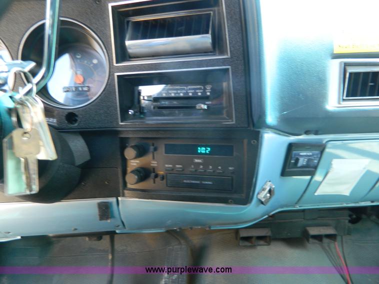 image for item K8079 1991 Chevrolet Suburban 1500 SUV