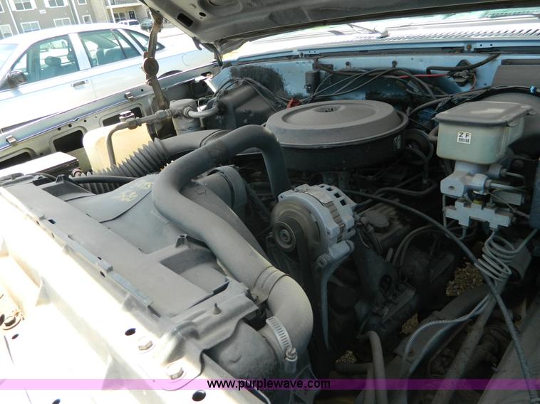 image for item K8079 1991 Chevrolet Suburban 1500 SUV