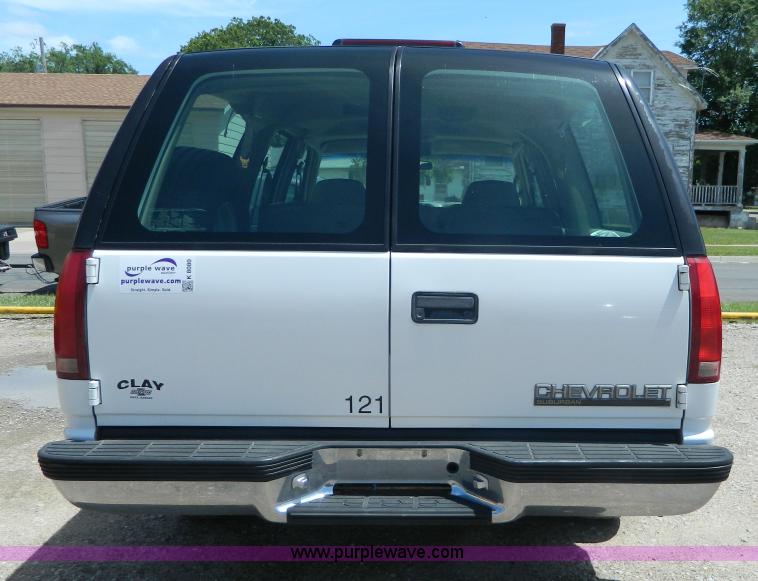 image for item K8080 1999 Chevrolet Suburban C1500 SUV