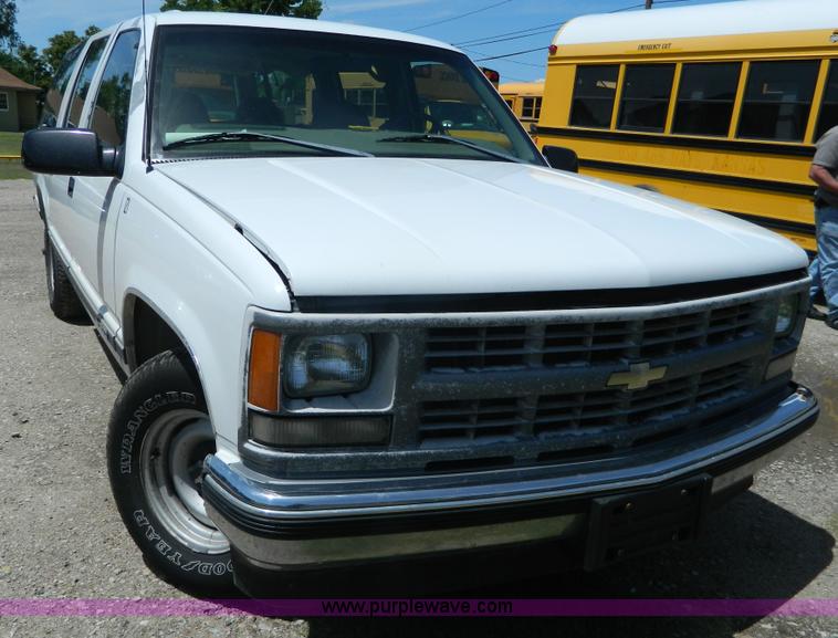 image for item K8080 1999 Chevrolet Suburban C1500 SUV