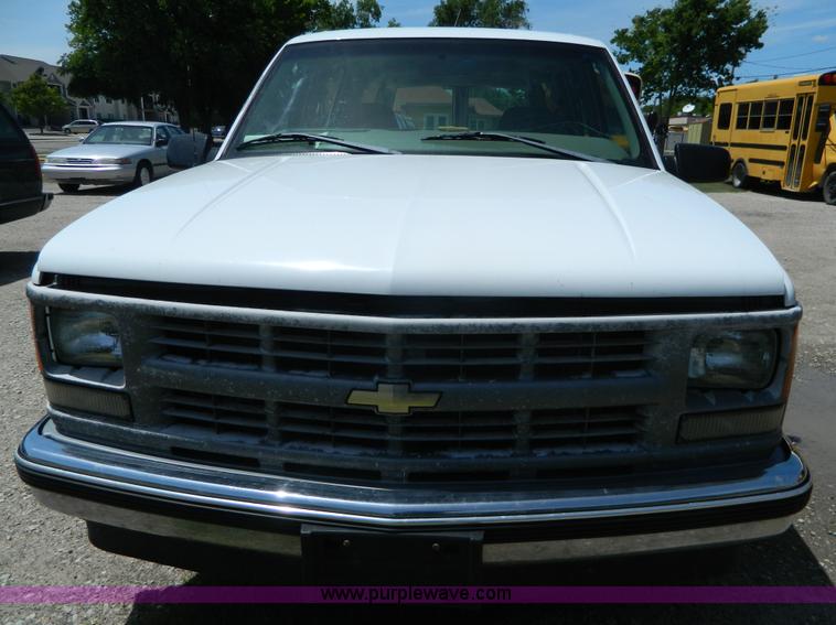 image for item K8080 1999 Chevrolet Suburban C1500 SUV