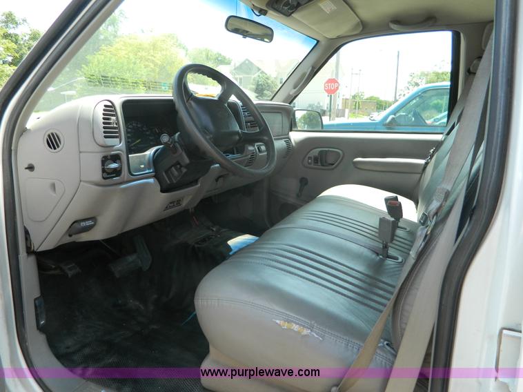 image for item K8080 1999 Chevrolet Suburban C1500 SUV