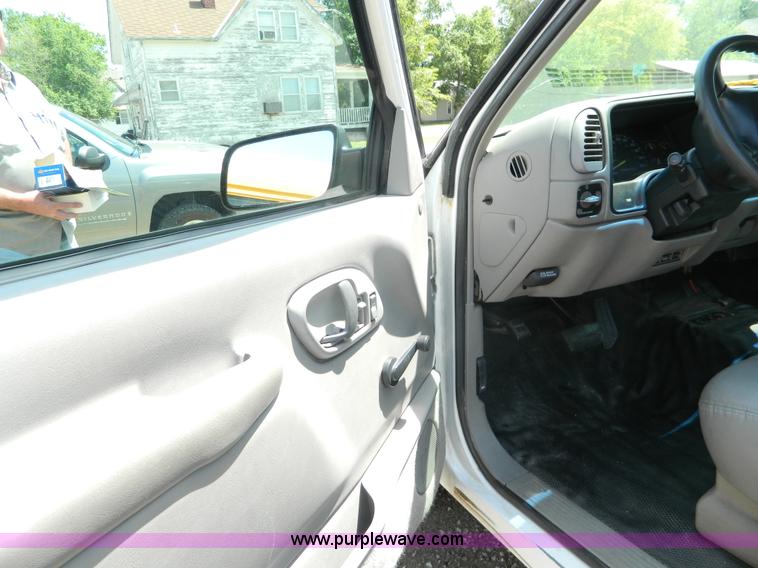 image for item K8080 1999 Chevrolet Suburban C1500 SUV