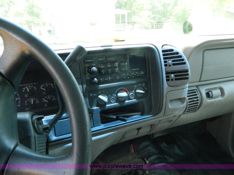 image for item K8080 1999 Chevrolet Suburban C1500 SUV