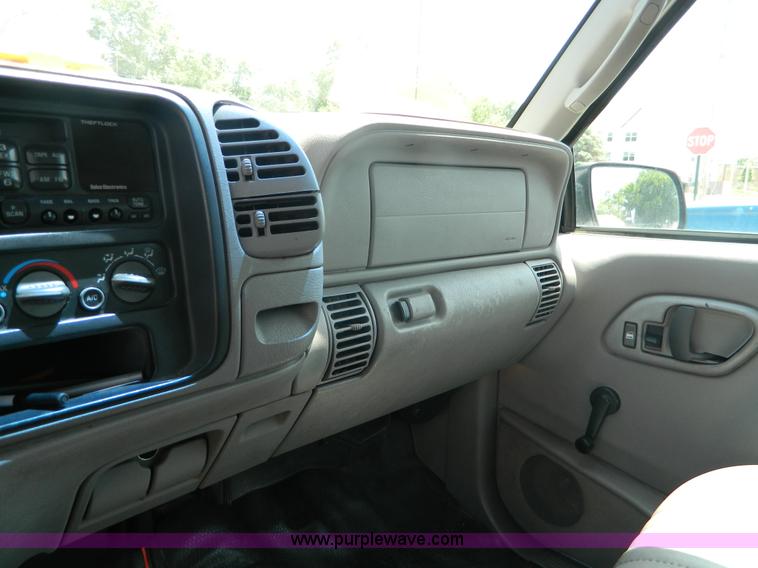 image for item K8080 1999 Chevrolet Suburban C1500 SUV