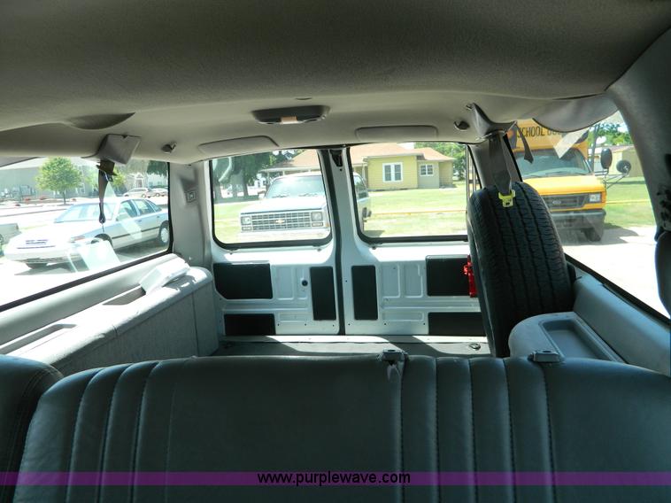 image for item K8080 1999 Chevrolet Suburban C1500 SUV