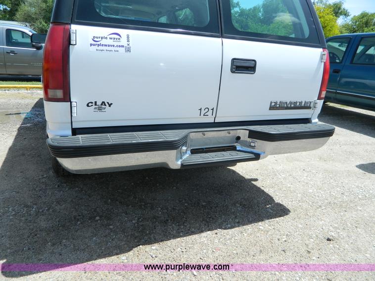 image for item K8080 1999 Chevrolet Suburban C1500 SUV
