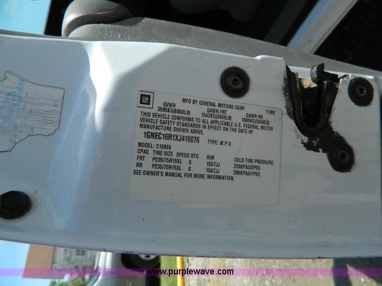 image for item K8080 1999 Chevrolet Suburban C1500 SUV