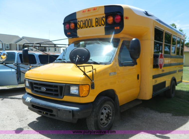 image for item K8081 2006 Ford E450 bus