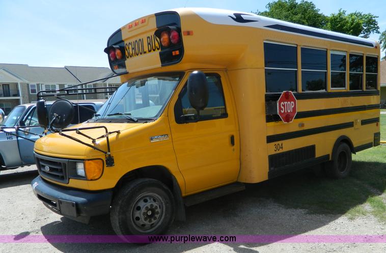 image for item K8081 2006 Ford E450 bus