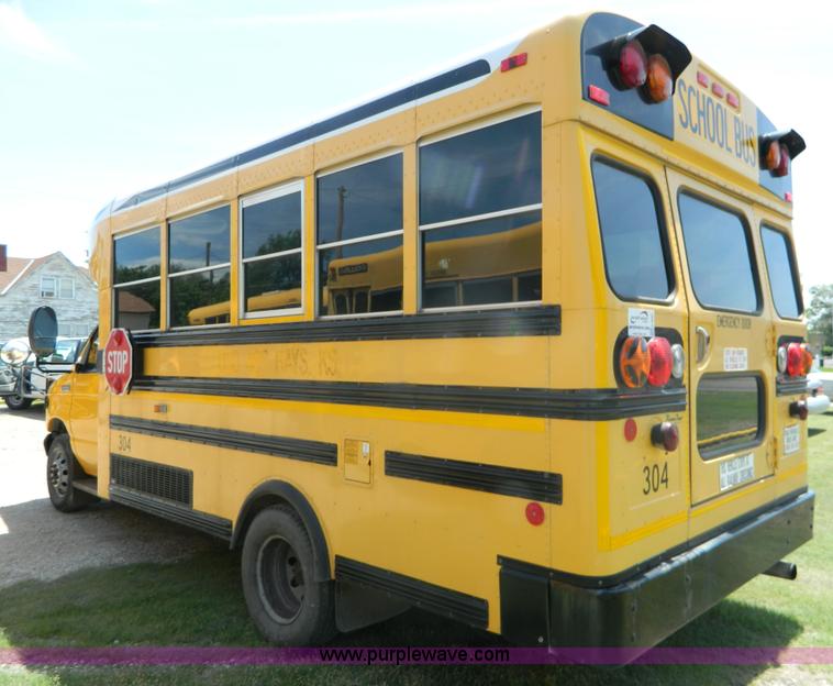 image for item K8081 2006 Ford E450 bus
