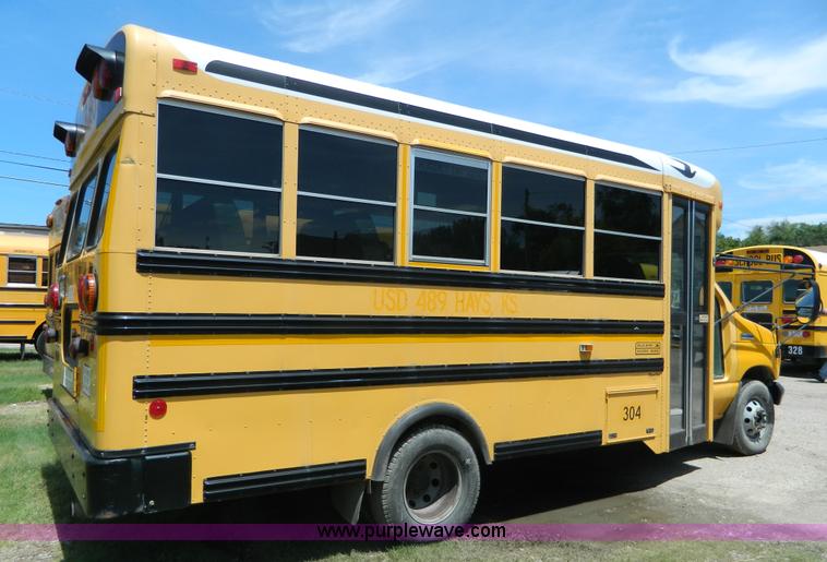 image for item K8081 2006 Ford E450 bus