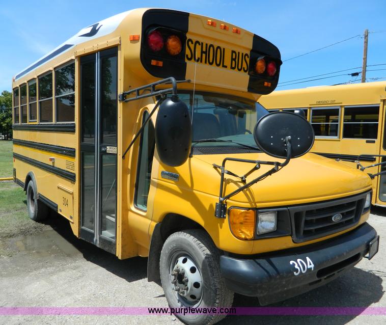 image for item K8081 2006 Ford E450 bus