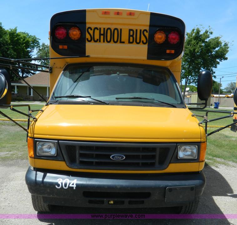 image for item K8081 2006 Ford E450 bus